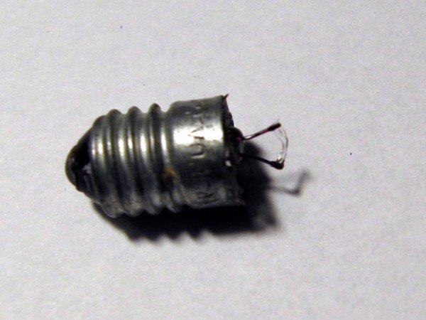 Например запал из лампочки для фонарика (главное не повредить нить накаливания при изготовлении)