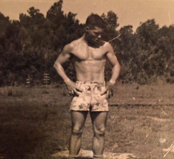 "Бабушка подарила мне фотографию деда в моем возрасте, чтобы я почувствовал себя хиляком"