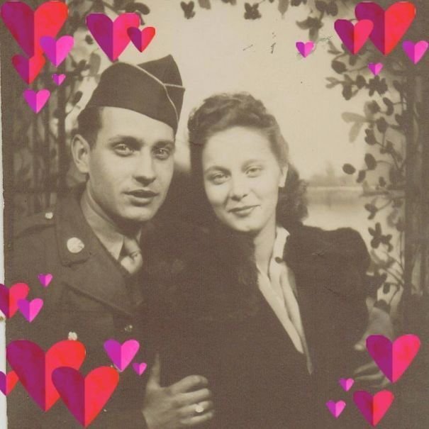 "Деда призвали в ноябре 1941-го, через три недели они с бабушкой поженились. Это их единственная довоенная фотография"