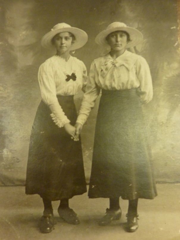 "Прабабушка и ее старшая сестра. Польша, 1917 год"
