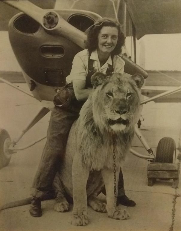 "Моя бабушка с Султаном, любимым львом из ее труппы, на фоне самолета, на котором она летала после Второй мировой. 1947 год"
