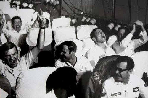 Освобождённые из вьетнамского плена американские военнослужащие летят домой. Вьетнам. 28 марта 1973г.