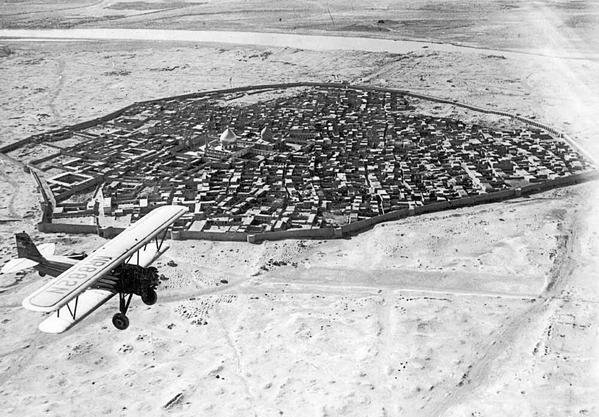 Аэроплан над городом Самарра. Ирак. 1918г.