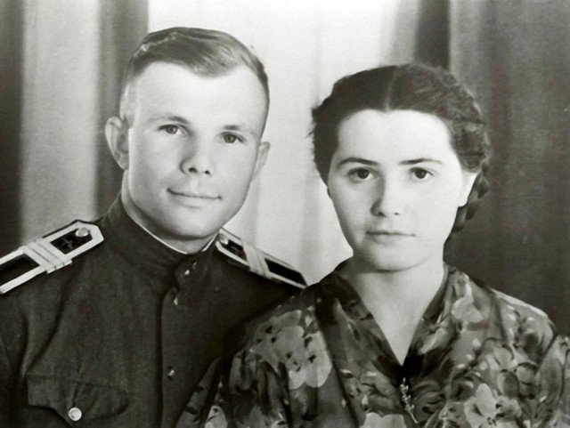 Юрий Алексеевич Гагарин со своей женой Валентиной Ивановной. СССР. 1957 г.
