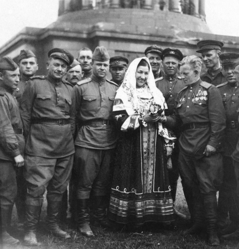 Любимая певица маршала Жукова, исполнительница легендарных «Валенок» Лидия Русланова и военнослужащие Красной армии в Берлине. 1945 г.
