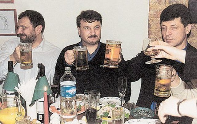 Российские политики Владислав Резник, Герман Греф и Дмитрий Козак мешают пиво с вином. Первоисточник всех проблем. 1990-е.