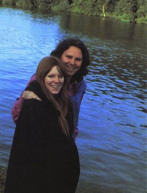 Джим Моррисон и его подруга и муза Памела Курсон на романтической прогулке в Сен-Лё-д'Эссеран, 1971. Фото Алена Роней