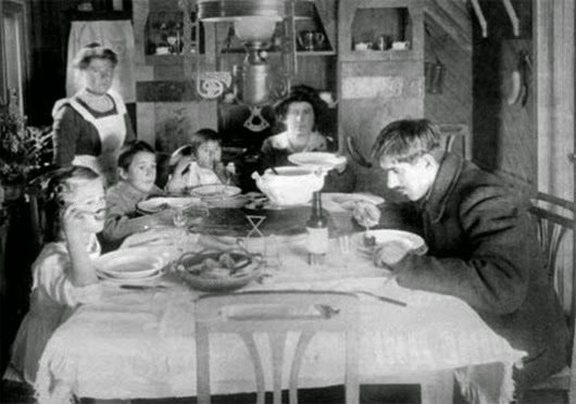 Корней Чуковский в кругу семьи, за обедом. Примерно 1920-е.
