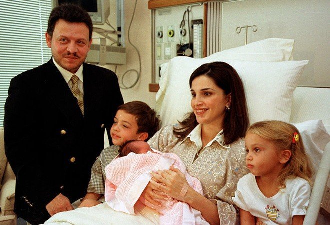 Слева направо: король Абдалла II, принц Хуссейн, королева Рания с принцессой Сальмой, принцесса Иман, 2000 год: