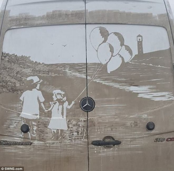 Художник рисует картины на грязи собственного автомобиля