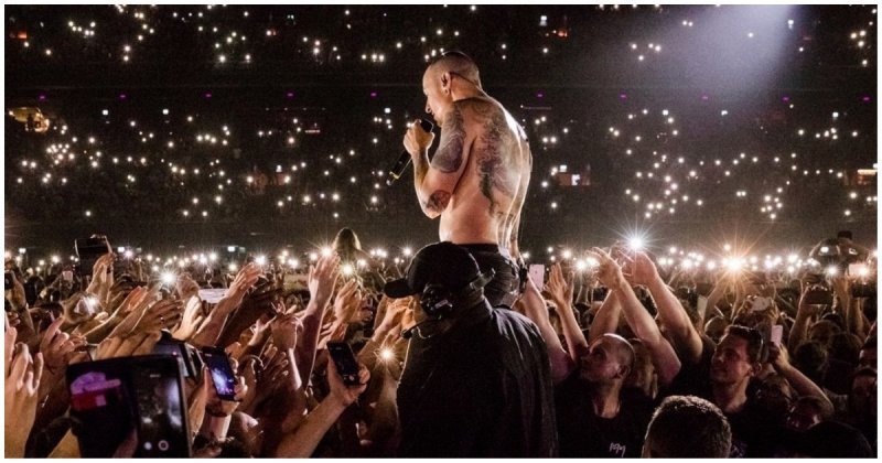 Именно так надо отдавать дань памяти ушедшим музыкантам! Поклонники Linkin Park спели песню "Numb" в память о Честере Беннингтоне 