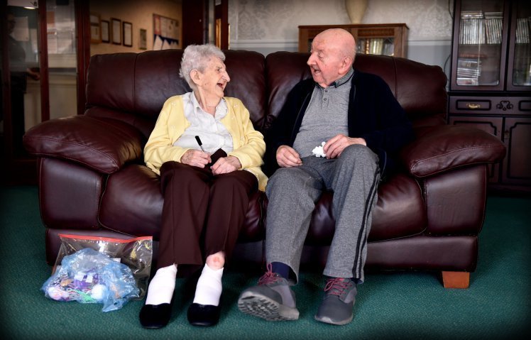 98-летняя мать перебралась в дом для престарелых, чтобы ухаживать за своим 80-летним сыном