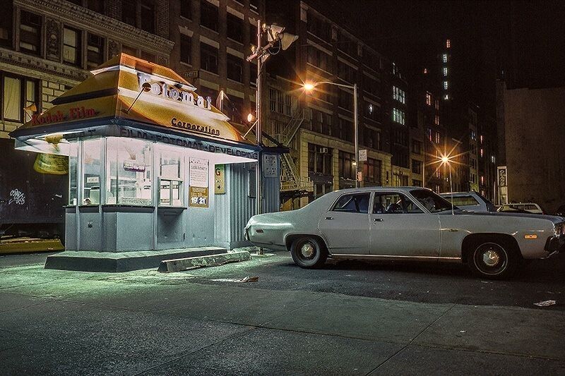 Автомобили на пустынных улицах ночного Нью-Йорк