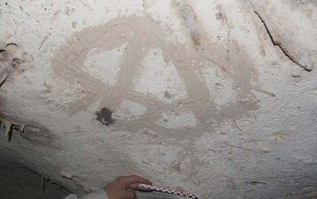 Ученые обнаружили сюрреалистическую наскальную живопись древних!