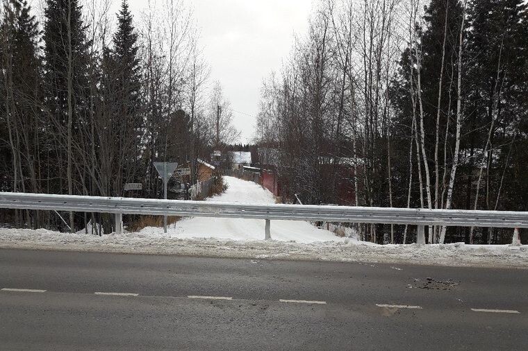 В Ханты-Мансийске дорожники перекрыли въезд в дачный поселок