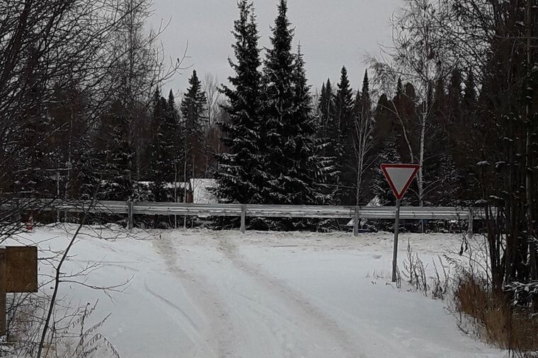 В Ханты-Мансийске дорожники перекрыли въезд в дачный поселок