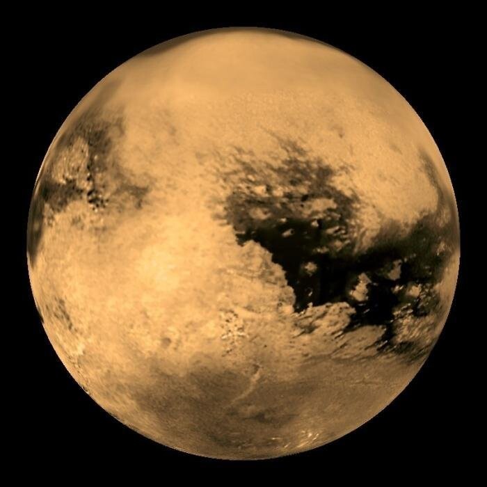 Титан - спутник с плотной атмосферой, второй по величине после Ганимеда спутник Солнечной системы