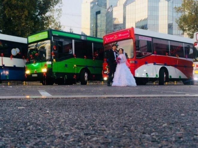 Свадебный кортеж из автобусов в Алматы