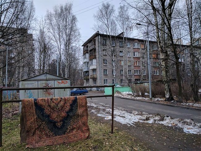 Невероятные приключения ковров в России: 29 фото, подтверждающих креативность русских людей