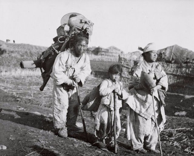 Небольшая семья корейских беженцев скрывается от японской армии, Корея, 1904 год.