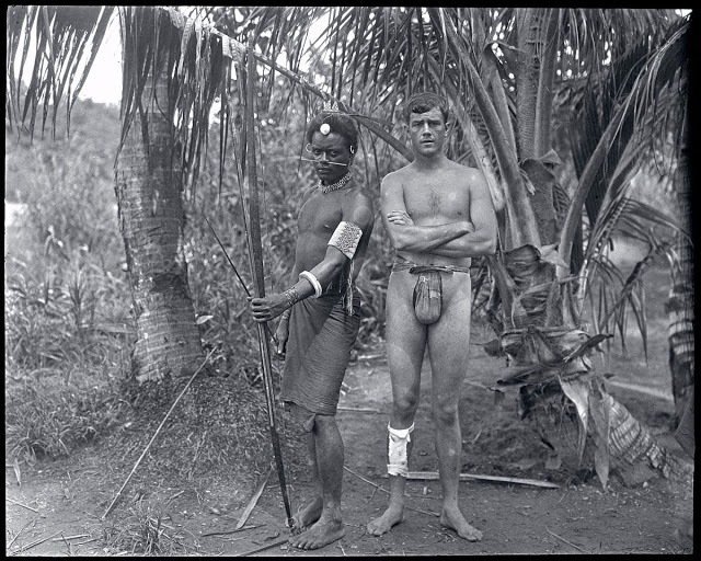 Американский путешественник и режиссер Мартин Джонсон позирует вместе с жителем Соломоновых островов. Джонсон входил в состав членов экипажа «Снарка» (корабль Джека Лондона, на котором он путешествовал по южной части Тихого океана). Гуадалканал, 1908