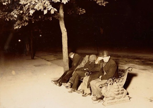 Мужчины спят на набережной Темзы, Лондон, 1902 год.