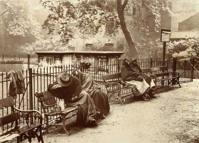 Бездомные женщины спят в саду Спиталфилдс, Лондон, 1902 год.