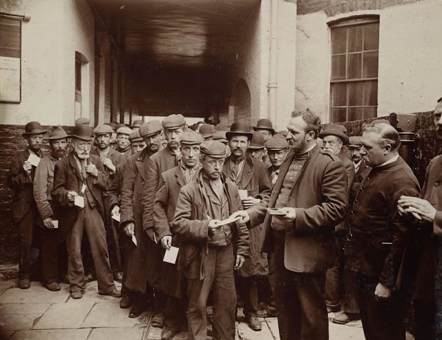 В Лондоне воскресным утром мужчины, получившие билеты, выстроились в очередь за бесплатным завтраком от благотворительной организации «Армия спасения», 1902 год.