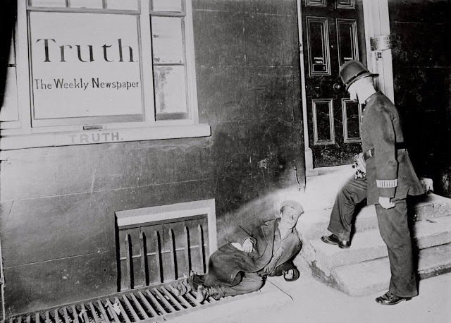 Полицейский проверяет уснувшего человека у редакции газеты Truth, Лондон, 1902 год.