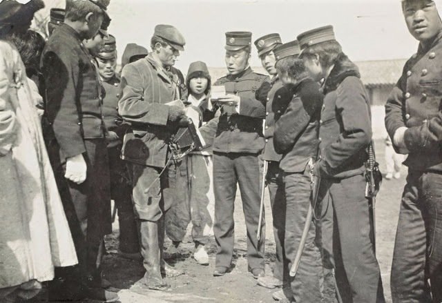 Джека Лондона задерживают японские военные в Корее, 1904 год.