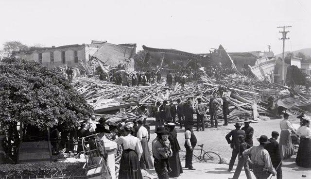 Оценка ущерба в Санта-Розе после землетрясения, Калифорния, 1906 год.