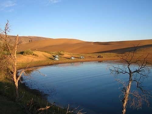 10. Этот удаленное озеро в пустыне, окаймлен песчаными дюнами находится в Хара-Нур, Монголия.
