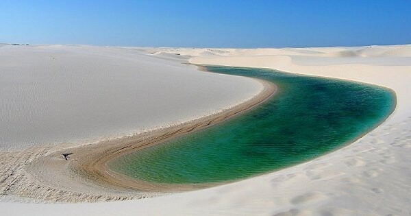 5. Эта замечательная озеро в пустыне, находящейся в национальном парке Ленсойс Maranhenses, Мараньян в Бразилии.