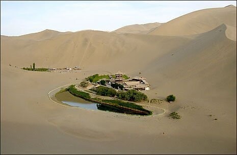 6. Озеро-полумесяц в пустыне Гоби в Китае