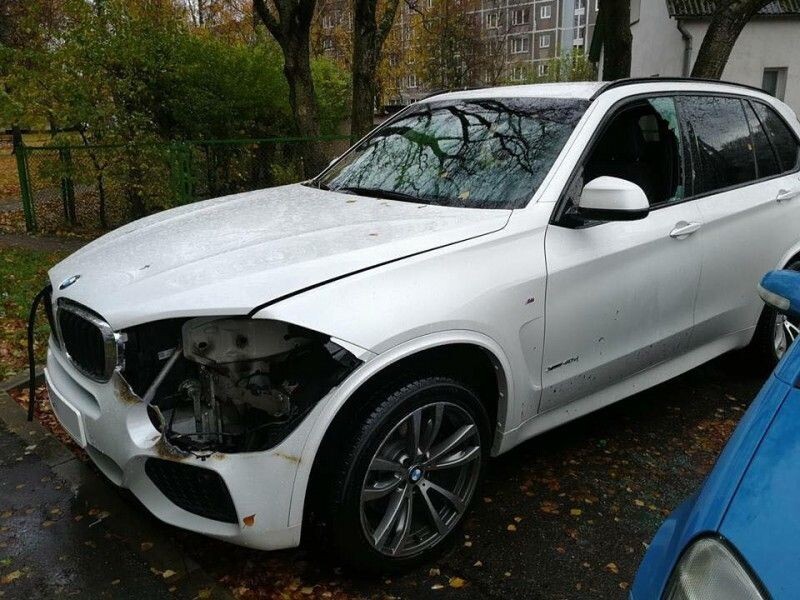 Новая биксеноновая фара для BMW X5 стоит 1150 евро, в свою очередь, адаптивная светодиодная фара - 2095 евро.