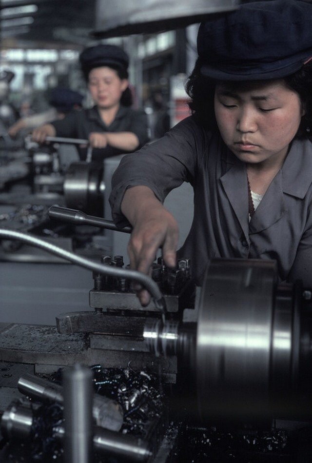 Токарщицы на заводе недалеко от Пхеньяна, 1982