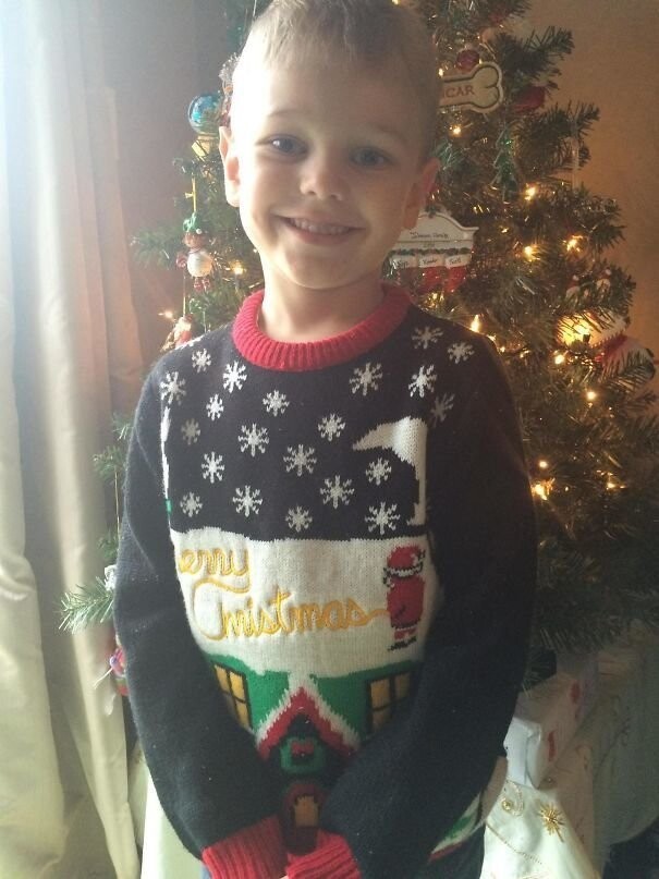 3. Мальчик получил замечание в детском саду из-за рождественского свитера, который ему подарила мама