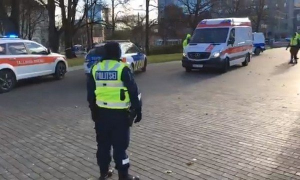 В центре Таллинна полиция открыла стрельбу по размахивавшему ножами мужчине, он скончался в больнице