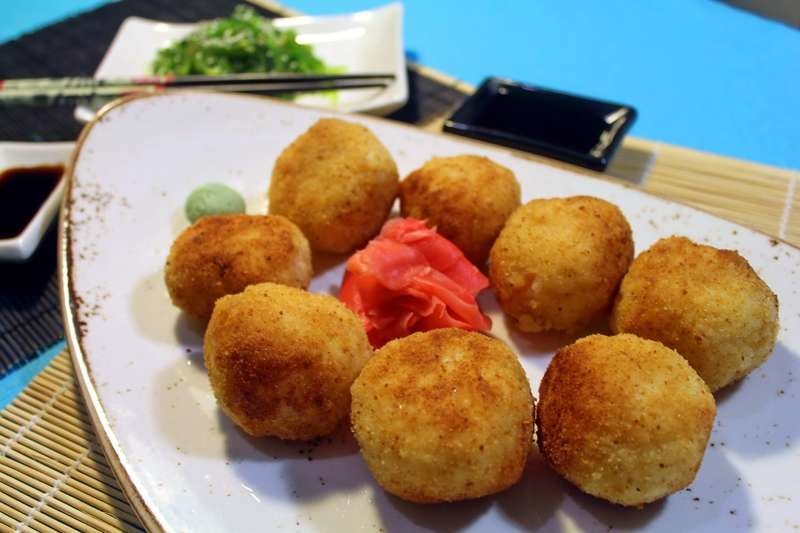 Рисовые шарики с креветками в кляре. Рецепт на тему японской кухни
