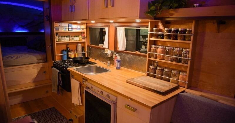 Кухня также оборудована мини-холодильником, работающем на пропане, и удобным разделочным столом.