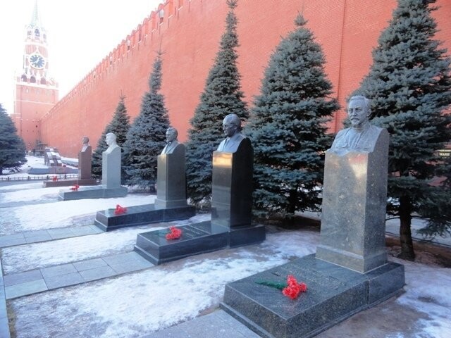 За мавзолеем у Кремлевской стены похоронены 9 глав Советского союза, в т.ч. Ф.Э.Дзержинский