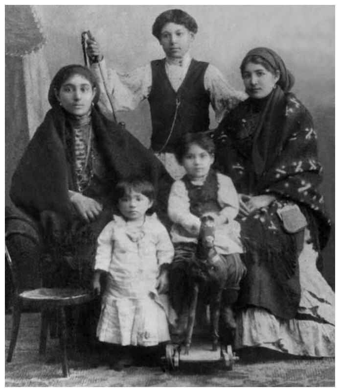 Цыганские семейства в  сборе. 1910 год