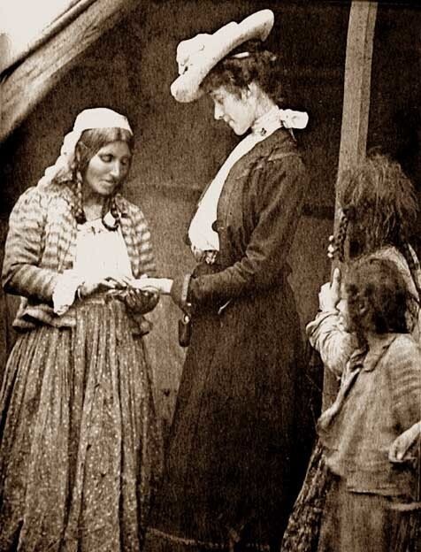 Никак без гадания. Цыганка-кэлдэрарка гадает даме по ладони. Англия. 1910-е годы.