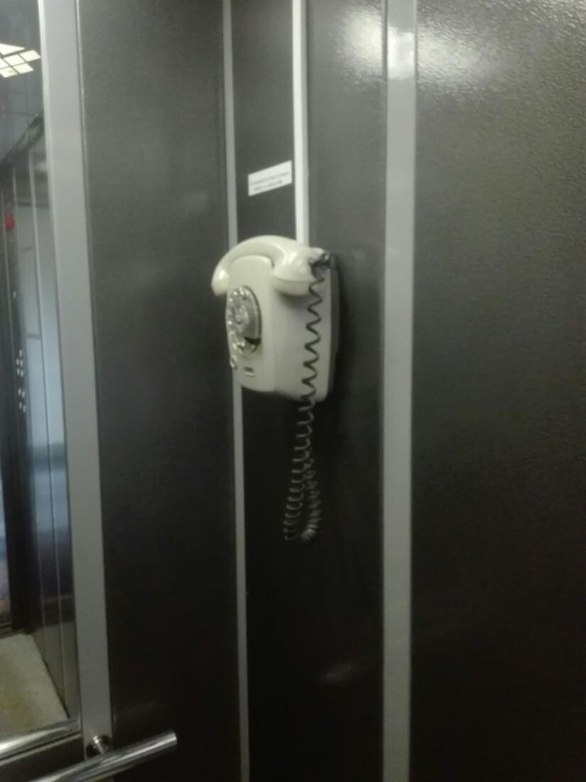 Телефон в лифте 