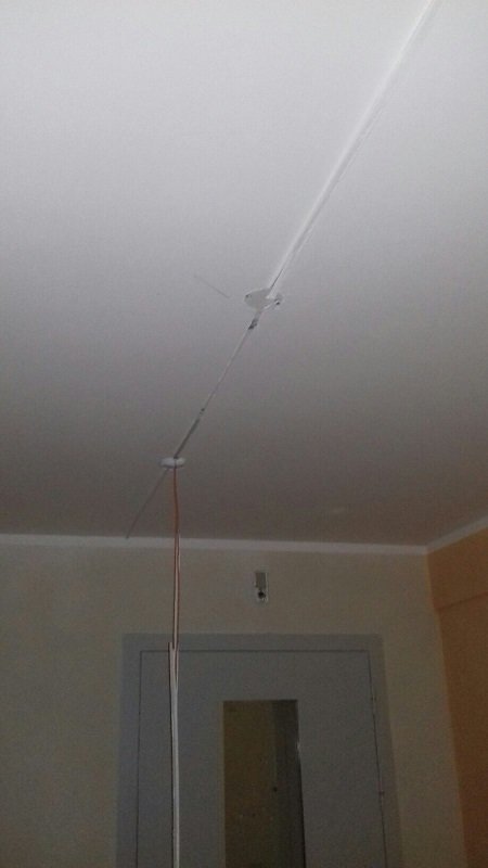 Зачем-то выдрали провод с потолка.