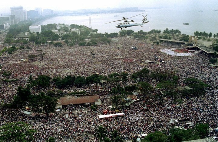 Папа Римский пролетает на вертолете над Манилой во всемирный день молодежи 1995 года (собралось более 5 миллионов человек).