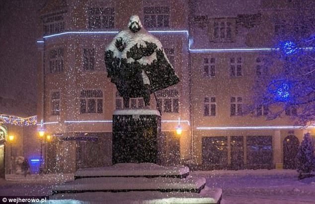 Когда снега нет, это памятник основателю польского города Вейхерово Якубу Вейхеру, но когда идет снег, статуя превращается в Дарта Вейдера