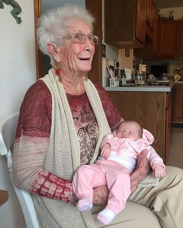 "Моя двухнедельная племянница встретилась сегодня со своей прабабушкой"