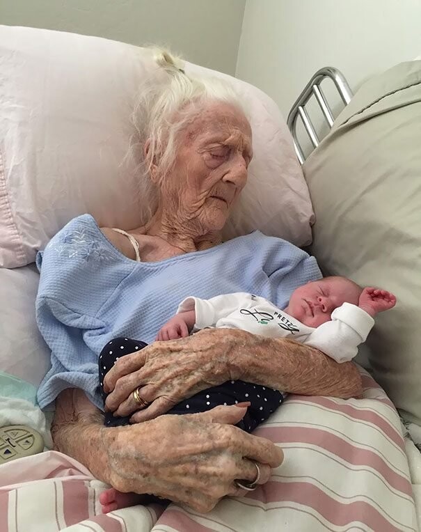 101-летняя бабушка и её 13-ти дневный внук