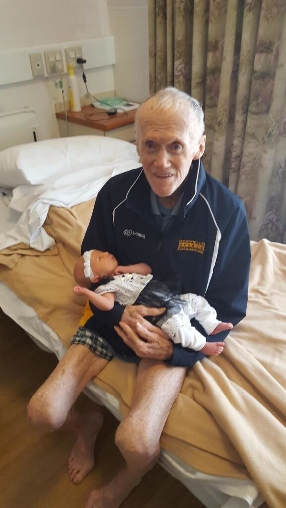 "90-летний прадедушка со своей 2-недельной внучкой"